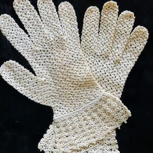 Vintage Cream Lace Crochet Gloves with Scalloped Cuff